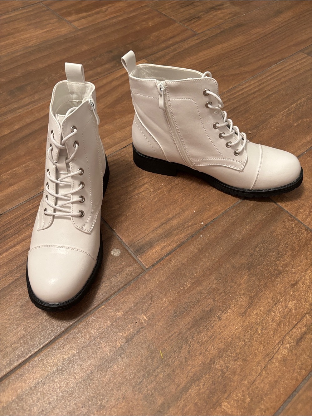 Brand New Vepose Women’s White Lace-Up Ankle Boots